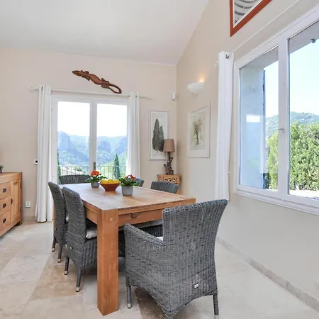 4 Bedroom Amazing In Semesterbostad Fréjus